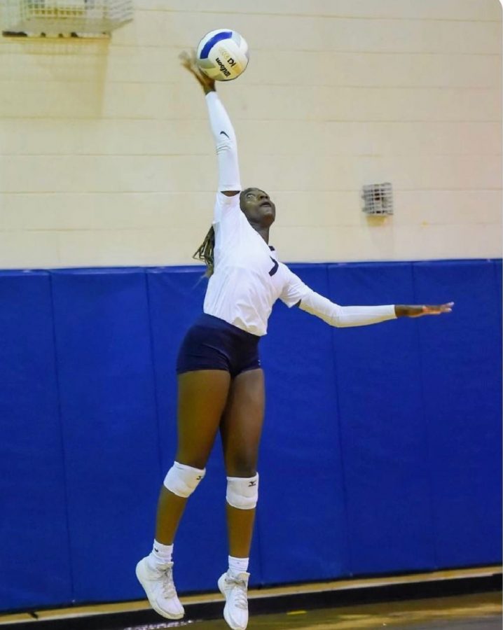 Olutiola+in+the+middle+of+a+serve.
